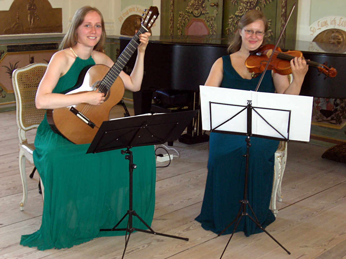 Claudia Kluck, Gitarre und Annika Benke, Viola musizieren gemeinsam im Rittersaal auf dem Gut Hohen Luckow